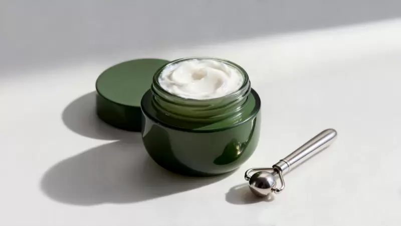 피부결 개선 &middot; 비아브라이프 세라마이드는 얼굴 피부톤을 개선하고 광채를 더해줍니다.